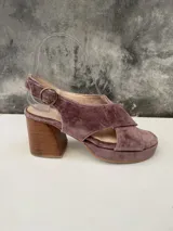 Sandalia de terciopelo lila con plataforma y taco ancho forrado.