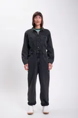 Mono largo de jean negro con corte holgado, mangas largas y cuello camisero.