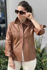 Camisa de cuero ovino italiano color camel, hecha a mano en Uruguay. Sin forro, con broches en frente y puños, bolsillos a los costados.
