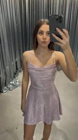 Vestido corto de fiesta color lila con brillos, escote drapeado y breteles finos.