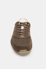 Zapatillas deportivas color marrón con detalles en malla y gamuza. Cierre con cordones y suela de goma. Altura de la suela: 2 cm.