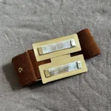 Cinturón marrón de cuero vacuno con hebilla doble de bronce y apliques de guampa.