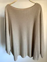 Sweater italiano tejido en hilo color celeste con lurex, de calce oversized y talle único.