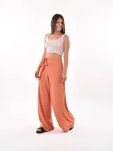Musculosa corta negra de breteles anchos y escote cuadrado.