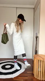 Vestido tejido color blanco con diseño de trenzas, corte midi y mangas largas.