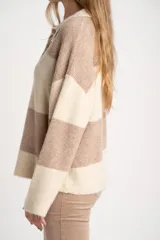 Sweater de tejido de punto grueso, color marrón y azul marino, con diseño de rayas horizontales anchas. Presenta cuello polo y abertura frontal con dos botones nacarados.