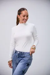 Polera básica de manga larga color crudo, con cuello alto y tejido acanalado.