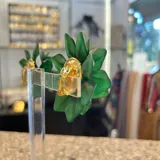 Aros colgantes con forma de flor verde con centro de strass.