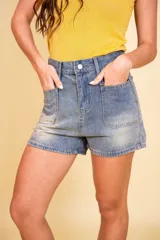Short de jean celeste con tiro alto, bolsillos delanteros grandes y traseros comunes.