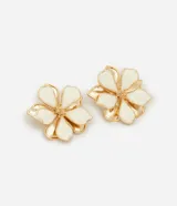 Par de aros tipo botón con forma de flor de cinco pétalos esmaltados en color blanco y centro dorado.