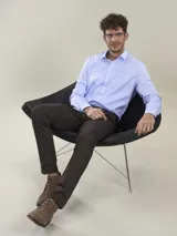 Pantalón color beige de calce comfort, confeccionado en tejido sateen con algodón y spandex.