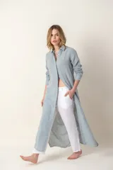 Camisola larga color rosado, estilo camisa, confeccionada en lino.