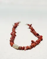 Collar regulable de bronce macizo con cuentas de piedra natural de cuarzo lima y jaspe rojo, y un dije central de labradorita.