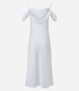 Vestido midi de satén color blanco, con breteles finos regulables y escote recto con detalle drapeado.