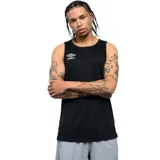 Musculosa deportiva Umbro color negro, con cuello redondo y logo Umbro en blanco en el pecho.