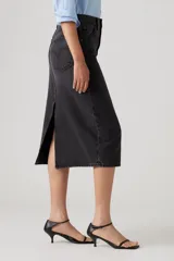 Falda midi de jean color negro con cintura alta, corte recto y abertura en la parte trasera.