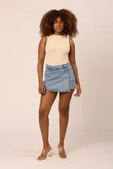 Short pollera de jean celeste con cierre lateral con botones.