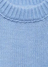 Sweater celeste de punto grueso con cuello redondo y terminaciones de canalé.