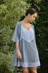 Camisón corto color beige con detalle de puntilla blanca en escote y ruedo, de breteles finos.