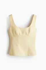 Musculosa color crema con breteles anchos, escote cuadrado, pinzas en el busto y cintura entallada con costuras visibles.