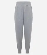 Pantalón deportivo gris melange, tipo jogger, confeccionado en microfibra pesada con viscosa certificada. Tiene cintura elástica, bolsillos laterales y corte holgado.