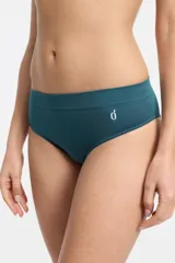 Bombacha de bikini color salmón, de microfibra sin costuras y tiro medio.