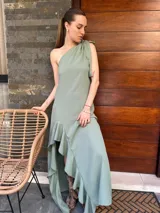 Vestido largo verde agua, de un solo hombro, con volados en diagonal y corte irregular.