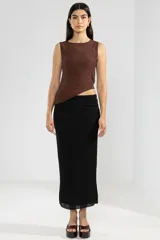 Top sin mangas color marrón chocolate, con detalle de logo en cobre y diseño drapeado.