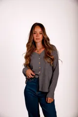 Blusa de morley elastizado color beige, de calce ajustado y mangas largas.