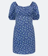 Vestido corto azul con estampado floral blanco, escote cuadrado, mangas cortas abullonadas y textura.