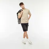 Bermudas de jean color gris oscuro, corte a la rodilla y múltiples bolsillos.