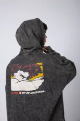 Buzo canguro color ocre con capucha y cordones negros, de corte oversize y confeccionado en tela de algodón friza con teñido artesanal y estampa circular en el pecho.