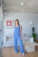 Pantalón de corte recto confeccionado en una mezcla de lino y viscosa, color azul francia con sutiles rayas verticales. Presenta cintura elástica con detalle de botones frontales y bolsillos laterales.