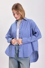Camisa celeste con rayas verticales blancas, de corte holgado y mangas largas.