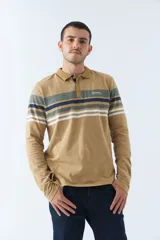 Remera cuello polo de manga larga color beige con rayas horizontales en verde, azul y blanco.