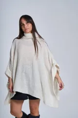 Poncho polerón tejido color marrón claro, con cuello alto y diseño holgado.