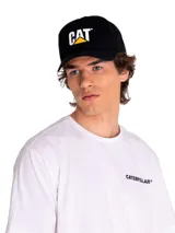 Gorro negro con logo CAT en blanco y amarillo en el frente. Tiene visera curva, paneles frontales de espuma y paneles traseros de malla. Ajuste con broche en la parte trasera.