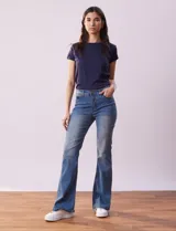 Jean bootcut de tiro alto, pierna recta y terminación bootcut. Pretina con pasadores, botón y cierre. Delantera y trasera con bolsillos.