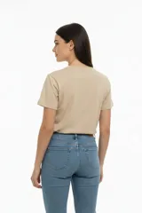 Remera negra de algodón con estampado de mariposa y frase "Set Yourself Free" en color celeste.