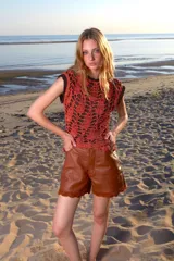 Musculosa tejida a crochet color naranja con detalles en marrón en cuello y sisas.