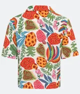 Conjunto de camisa y short de viscosa con estampado tropical de flores, frutas y follaje. La camisa es de manga corta con cuello bowling y botonadura frontal. El short es de corte clásico con cintura elástica.