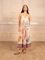 Vestido largo de tirantes finos con estampado de tigre, palmeras, limones y texto 'il dolce niente'.
