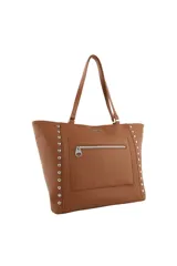 Cartera tote marrón de cuero sintético con bolsillo frontal con cierre, tachas plateadas en los laterales y organizador interno.