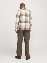 Sobrecamisa a cuadros grandes color marrón, beige y blanco, de manga larga, con cierre de botones y dos bolsillos con botón en el pecho.