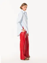 Pantalón de cuero rojo de corte ancho con cintura elástica.
