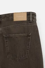 Pantalón de jean celeste de corte recto, con cinco bolsillos, efecto lavado y cierre frontal con botones.