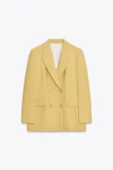 Blazer amarillo mostaza de cuello solapa y manga larga. Cierre frontal cruzado con botones forrados y bolsillos con solapa en delantero.