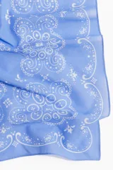 Pañuelo cuadrado celeste con estampado de cachemira en blanco.