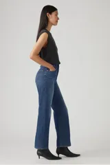 Pantalón de jean azul de corte recto, tiro alto y largo al tobillo.