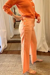 Pantalón de lino color naranja, de corte palazzo y tiro alto.